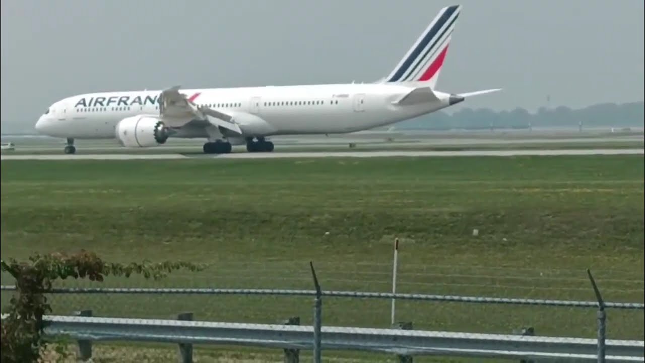 Planes landing at YUL Montréal–Trudeau International Airport