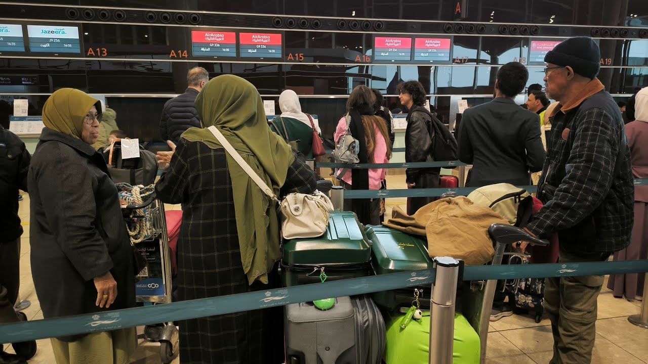 DELAY SEJAM & TUKAR GATE - PENGURUSAN LEMBAB SEBAB HUJAN DAN CLOUDY