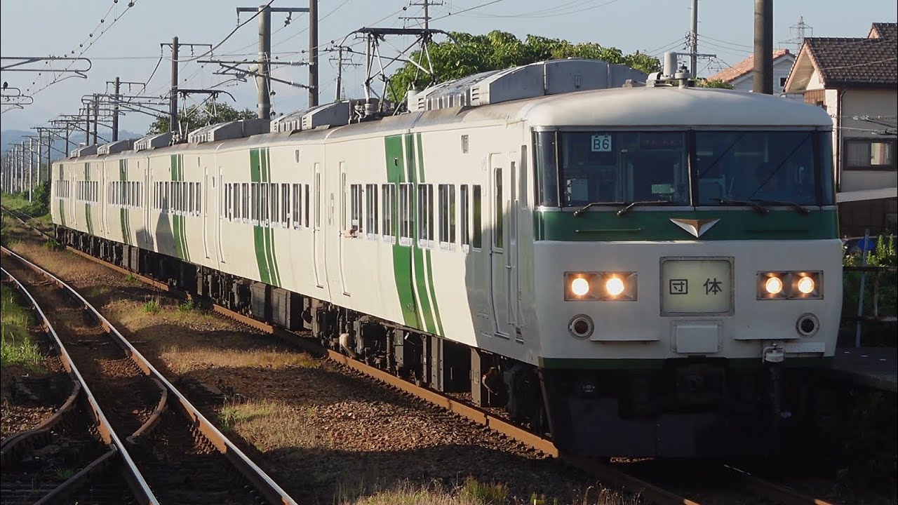 185系200番台B6編成 団臨「夜行新潟行」 荻川駅通過