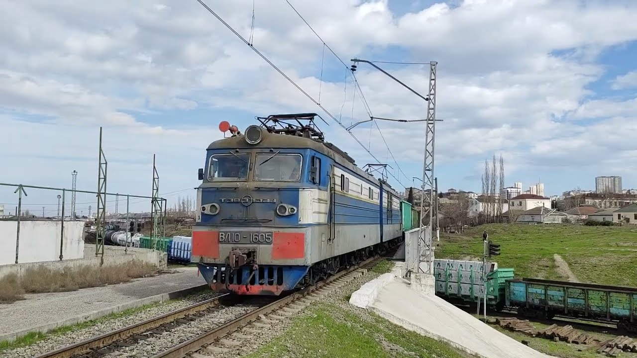 Электровоз ВЛ10-1605 с грузовым поездом / ВЛ10-1605 elektrovozu yük qatarı ilə