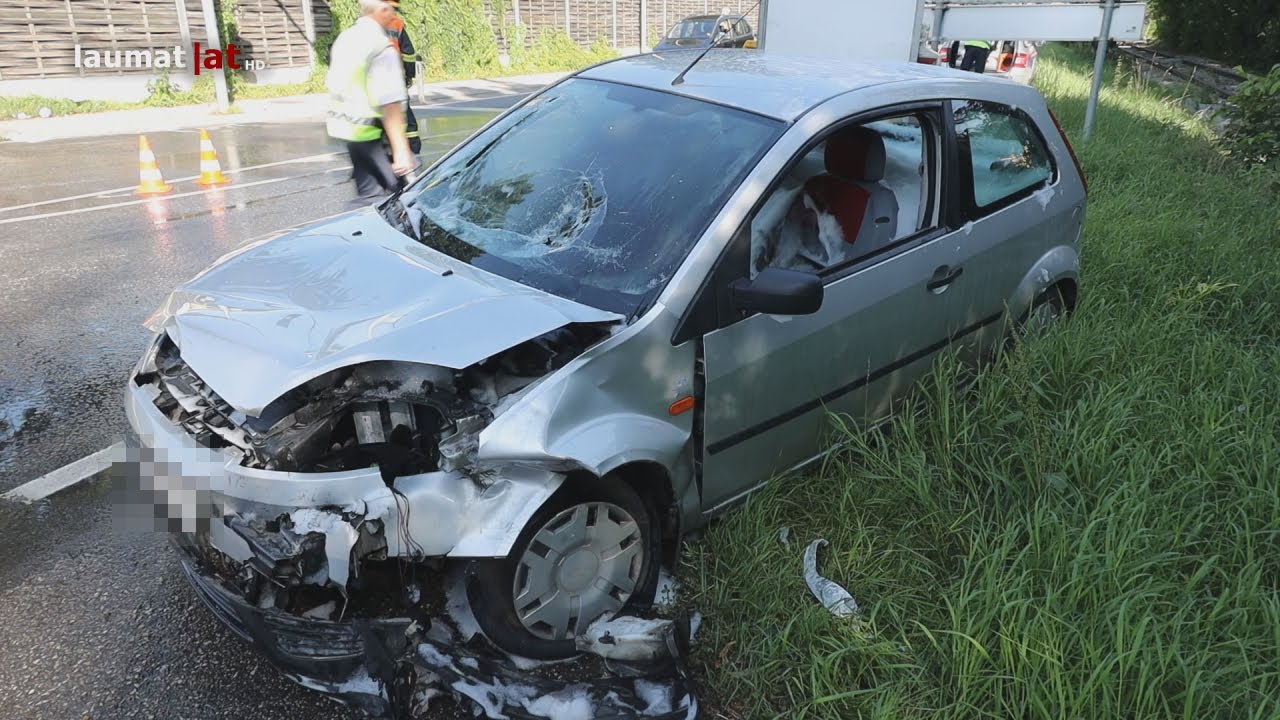 Kreuzungscrash in Aschach an der Donau: Ersthelfer retten Insassen aus brennendem Auto