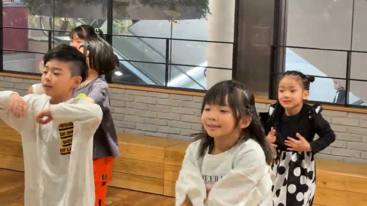 エブリイOkanaka津高2Fステージ　Dance Team Shine Shining  ダンスチームシャイン