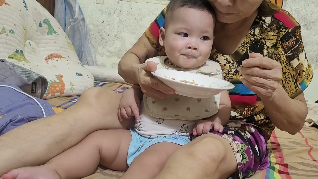 Em bé Cơm và món mì somen thịt băm | Em bé 11 tháng ăn gì | Em bé ăn ngon miệng | Em bé ăn ngoan