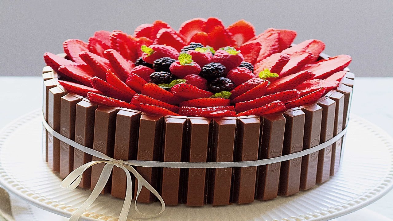 Bolo KitKat com Frutas Vermelhas - Receitas Nestlé