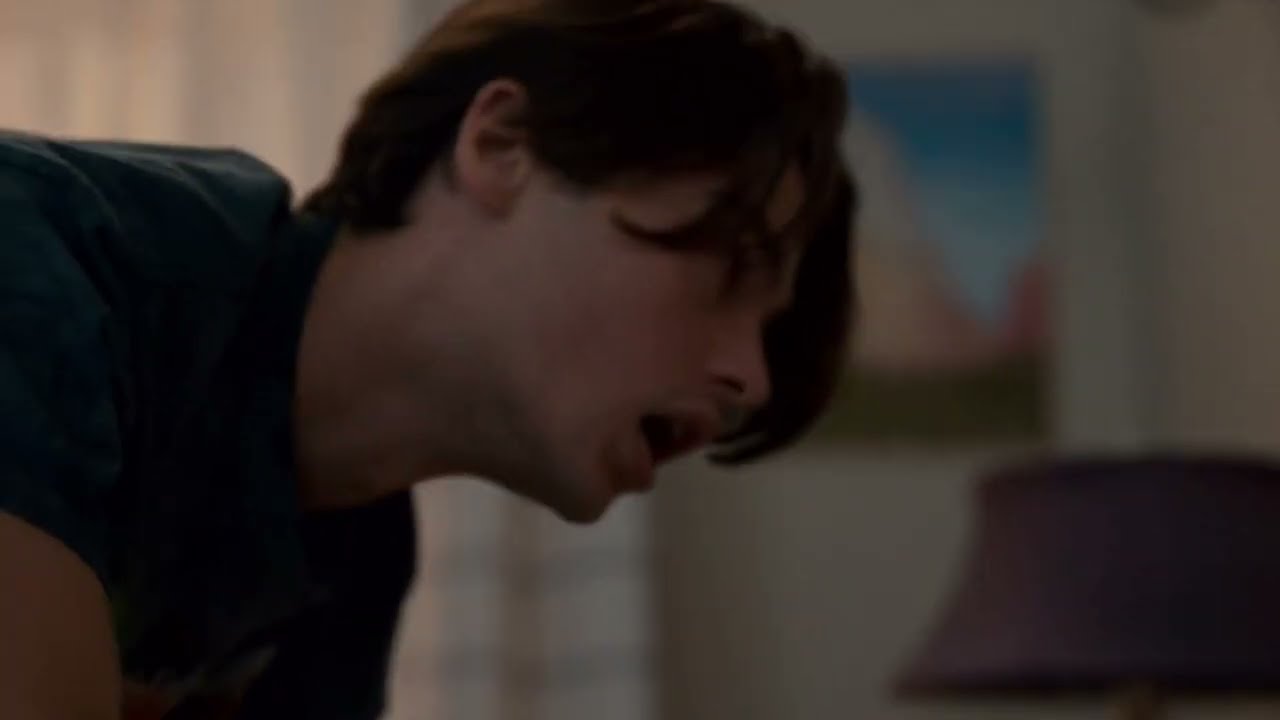 Marcus scales the walls to sleep over at Ginny's House GINNY & GEORGIA S2E2