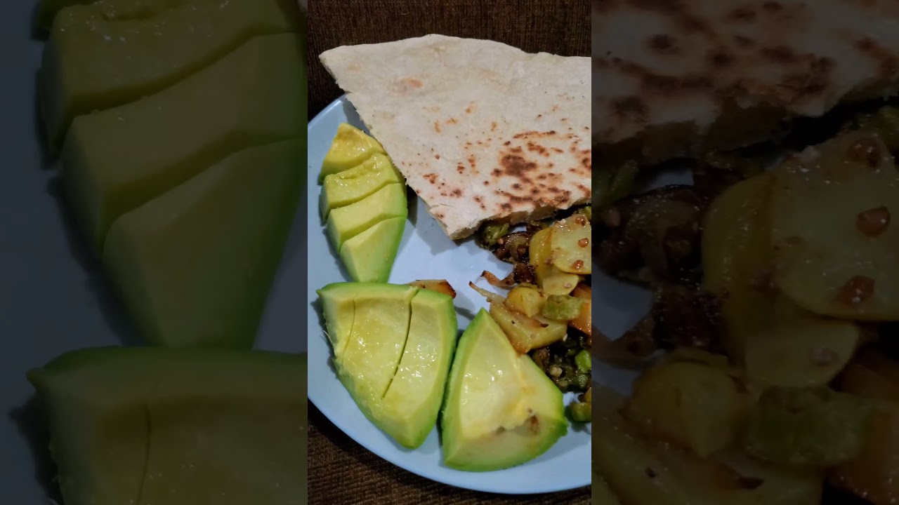 My dinner 🍽 Sada roti fried  ochro with potato & avocado 🥑 😋
