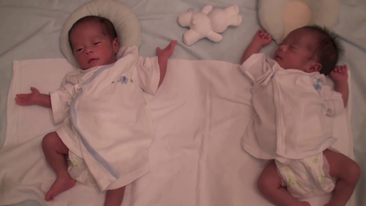 手をつなごうと頑張る双子(Twin boys try to hold bro's hand)