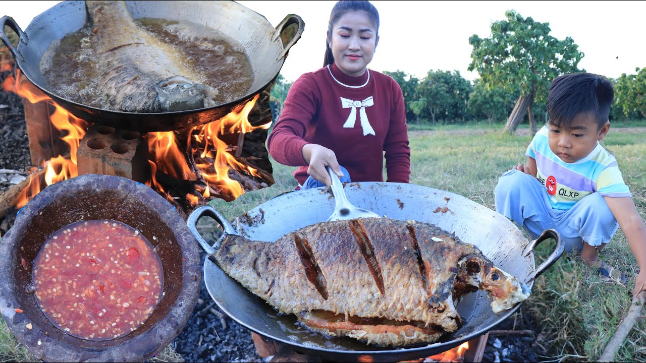 ASMR Eating Deep Fried Fish / Real sound eating / ASMR Natural Picnic