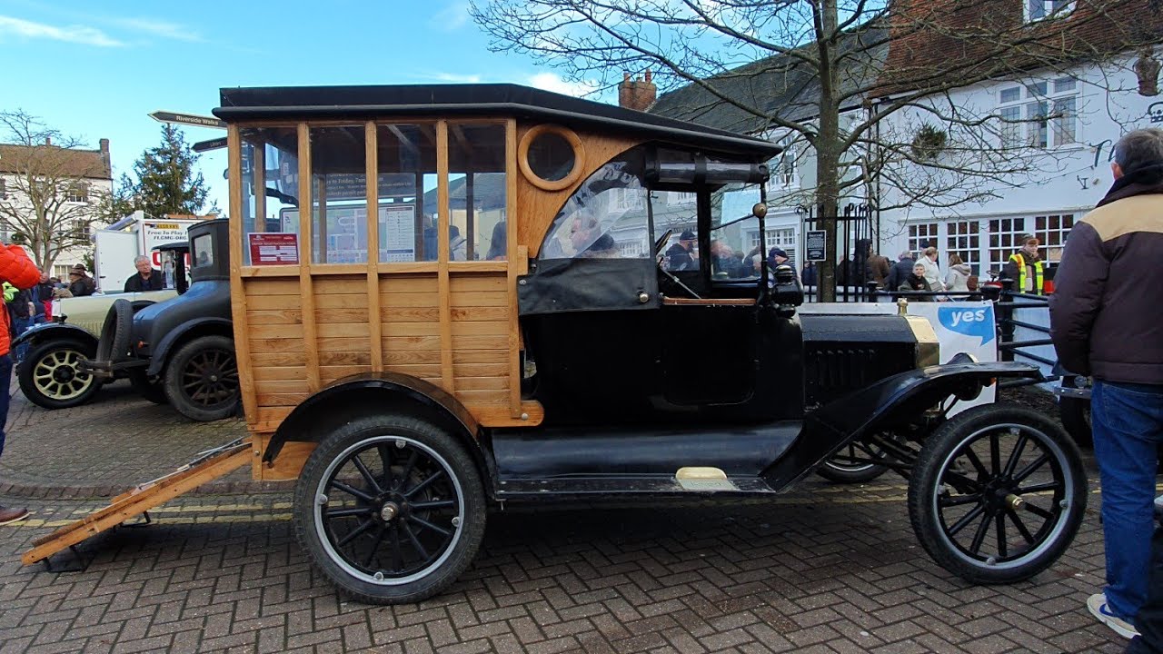 New year Day  Classic cars in #stonystratford #miltonkeynes today guys 1/1/2024
