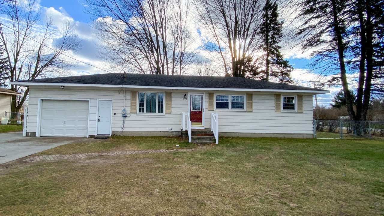 1876 Rosewood St. Jenison, MI 49428