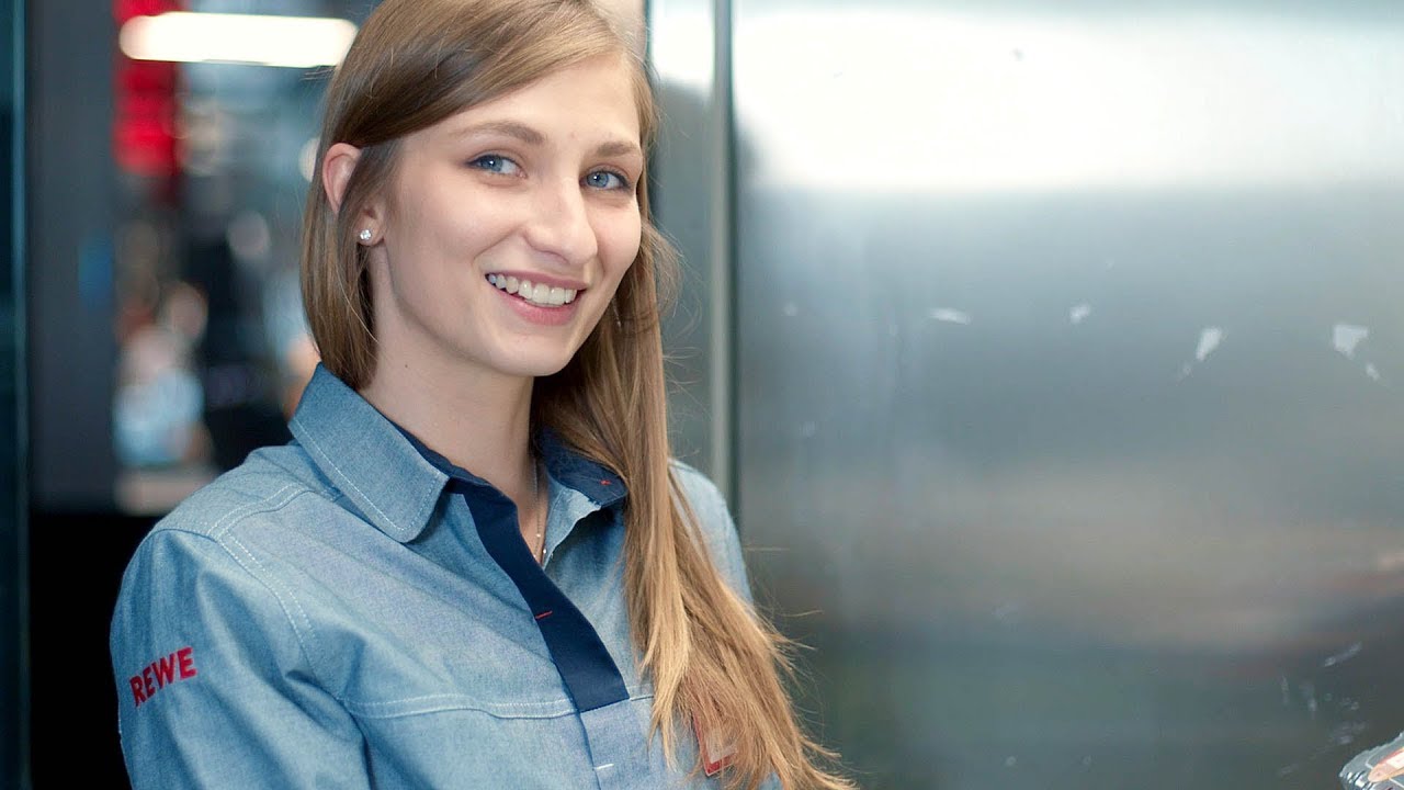 Sabrina &uuml;ber ihre Teilzeitausbildung zur Kauffrau im Einzelhandel I REWE Karriere