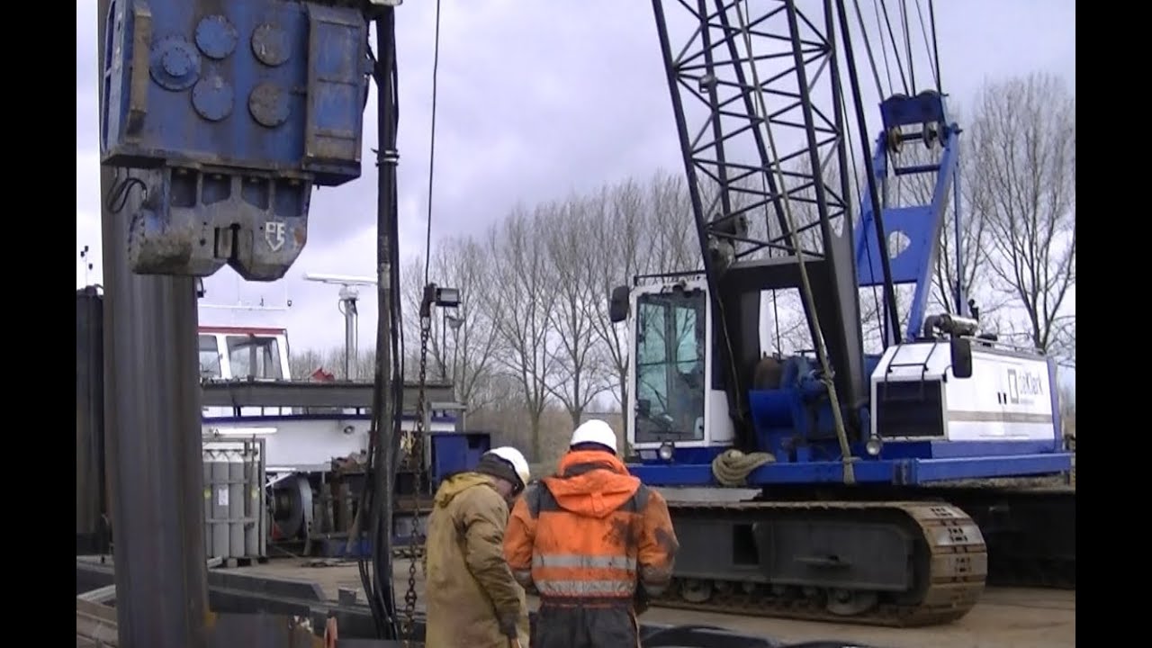 Eemskanaal nabij Appingedam, voorzien van damwand.wmv