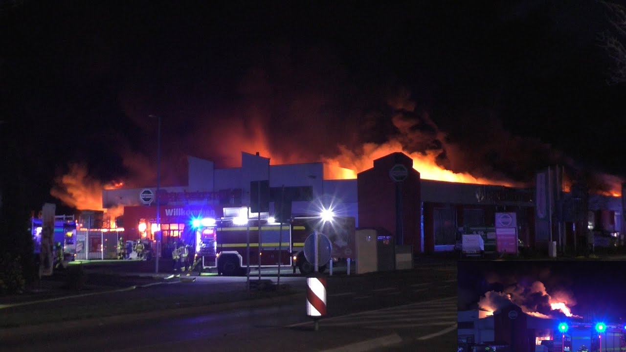 [BAUMARKT IN VOLLBRAND🔥!] Feuerwehr löst höchste Alarmstufe aus | Überörtliche Kräfte im Einsatz!