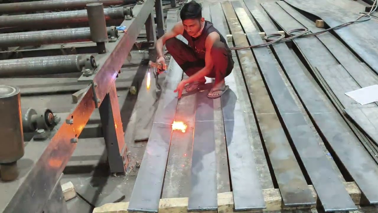 Gas cutting ho raha hai welding shop 
