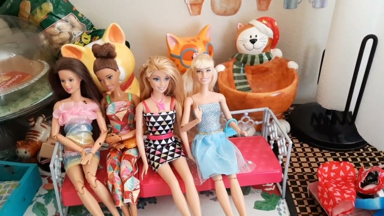 Probando ropa de la tienda del dólar pata Barbie...