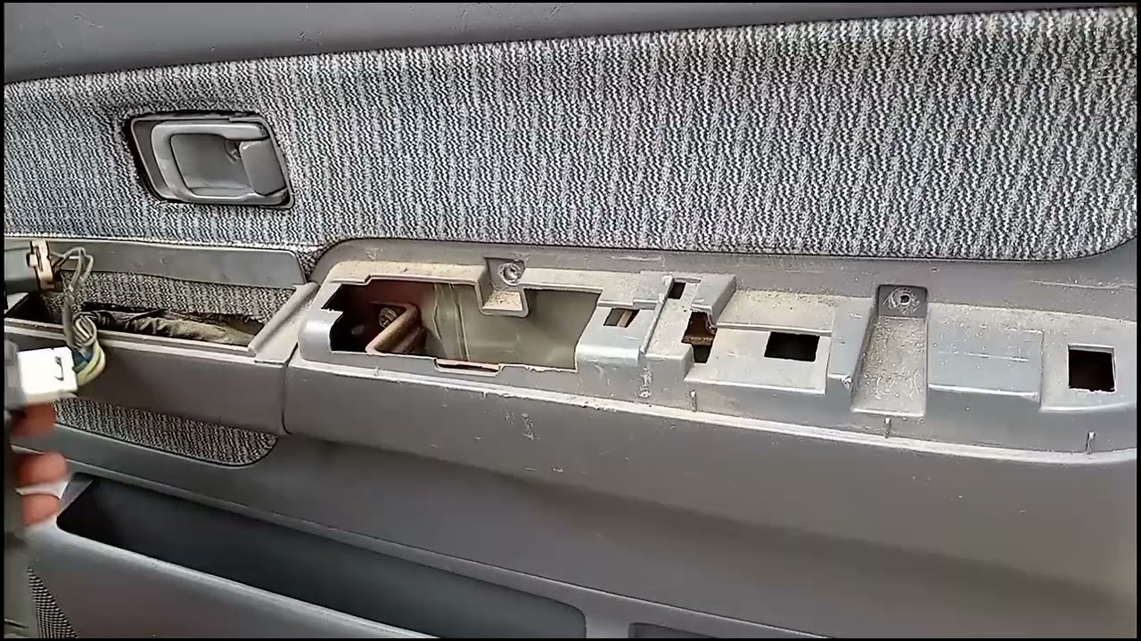 Removiendo el panel de la puerta de una Nissan frontier 99-2004