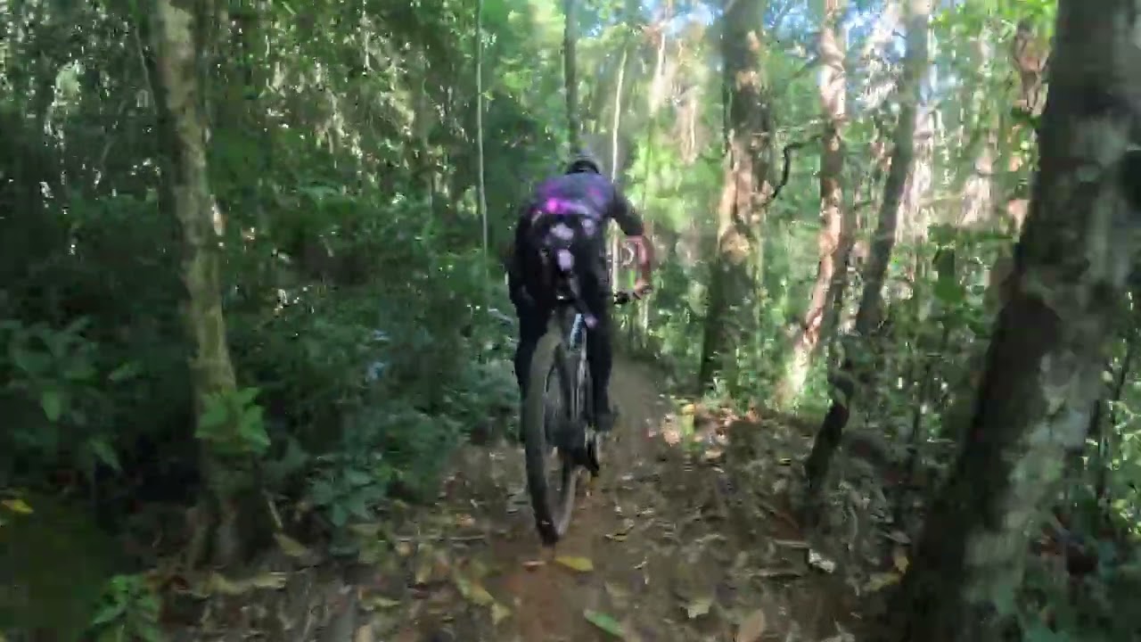 Aventura nas trilhas da ilha 