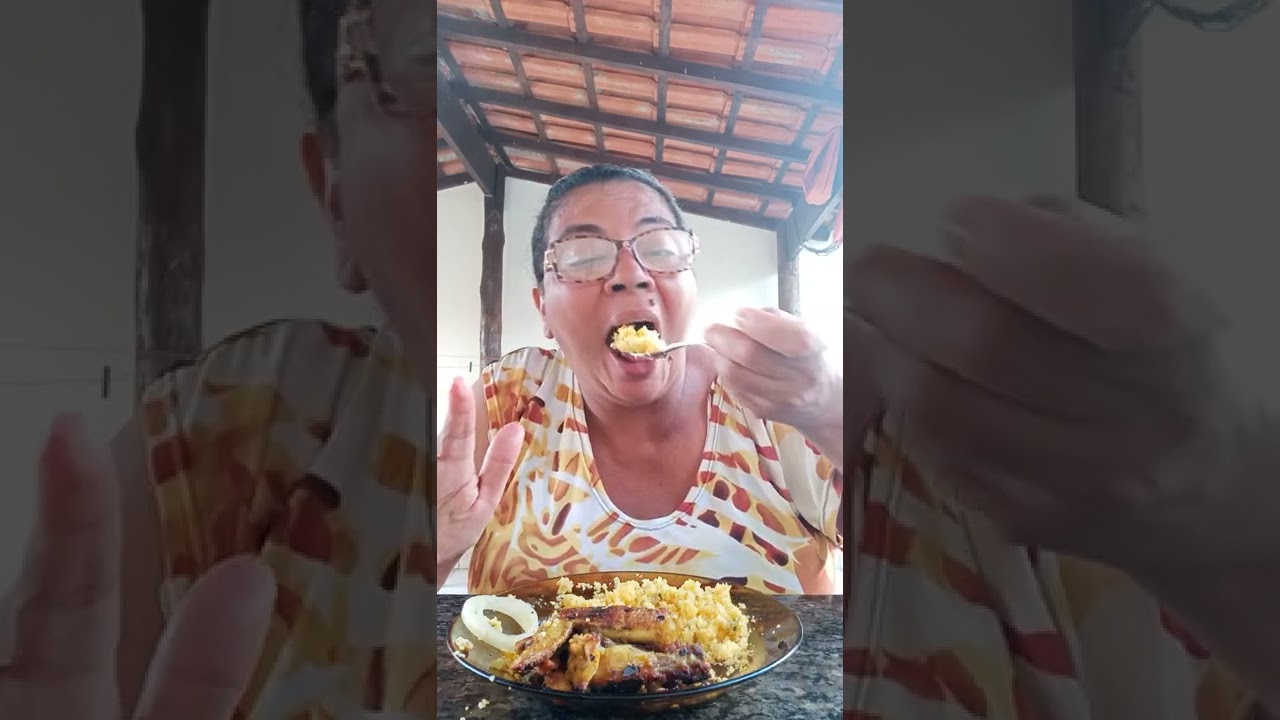 jantando asa de frango verdura cuscuz cebola pimenta