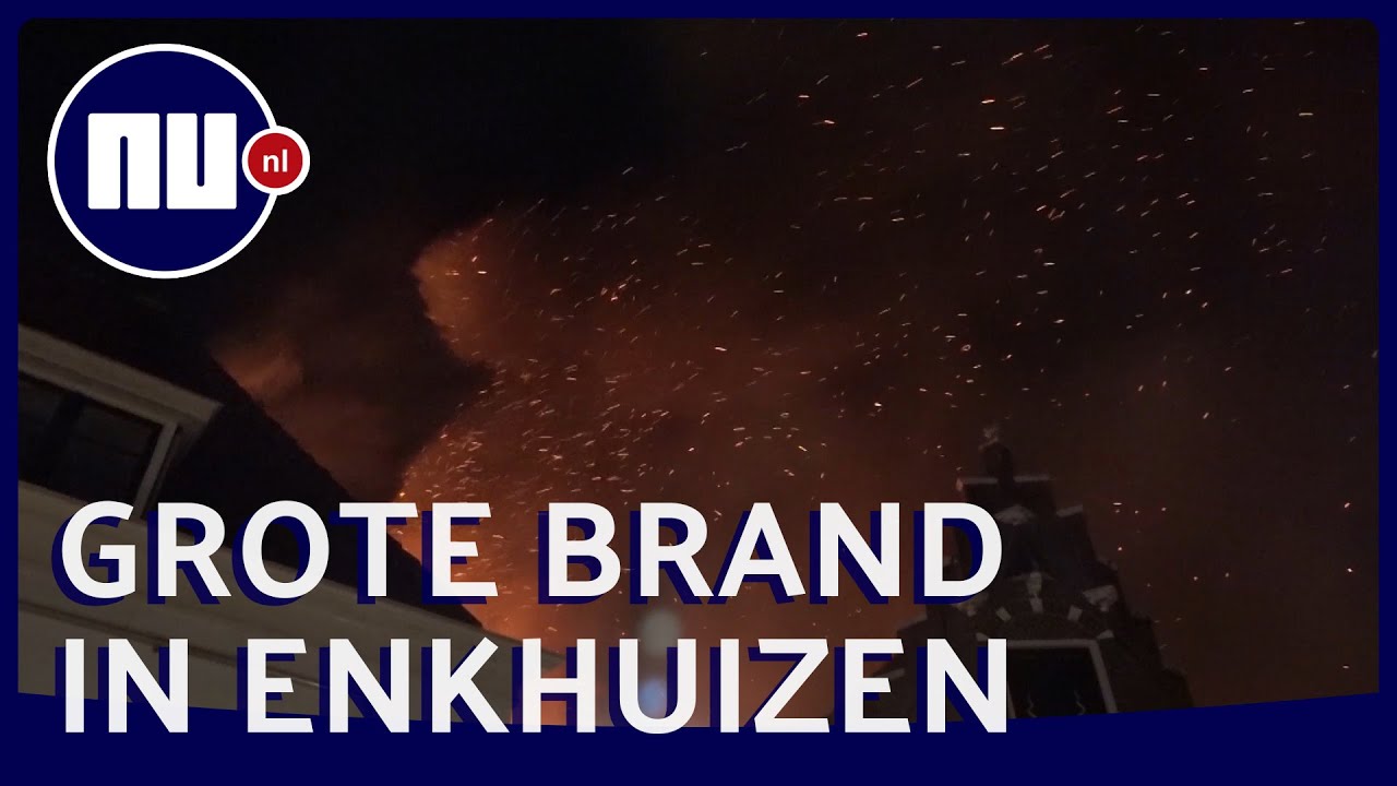 Vlammen slaan uit dak bij brand in historisch centrum Enkhuizen | NU.nl
