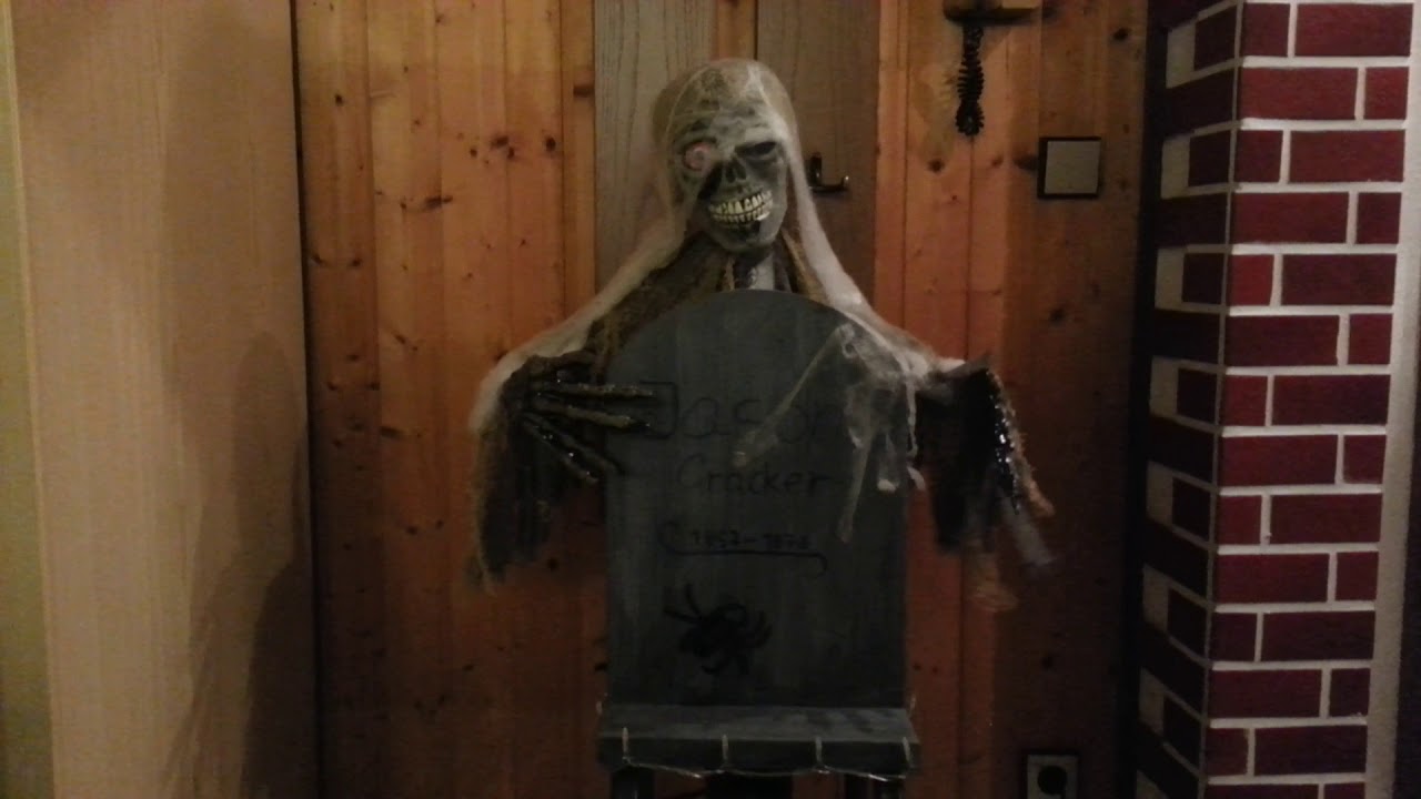Geisterbahnfigur Skelett hinter Grabstein | Homemade Halloween prop