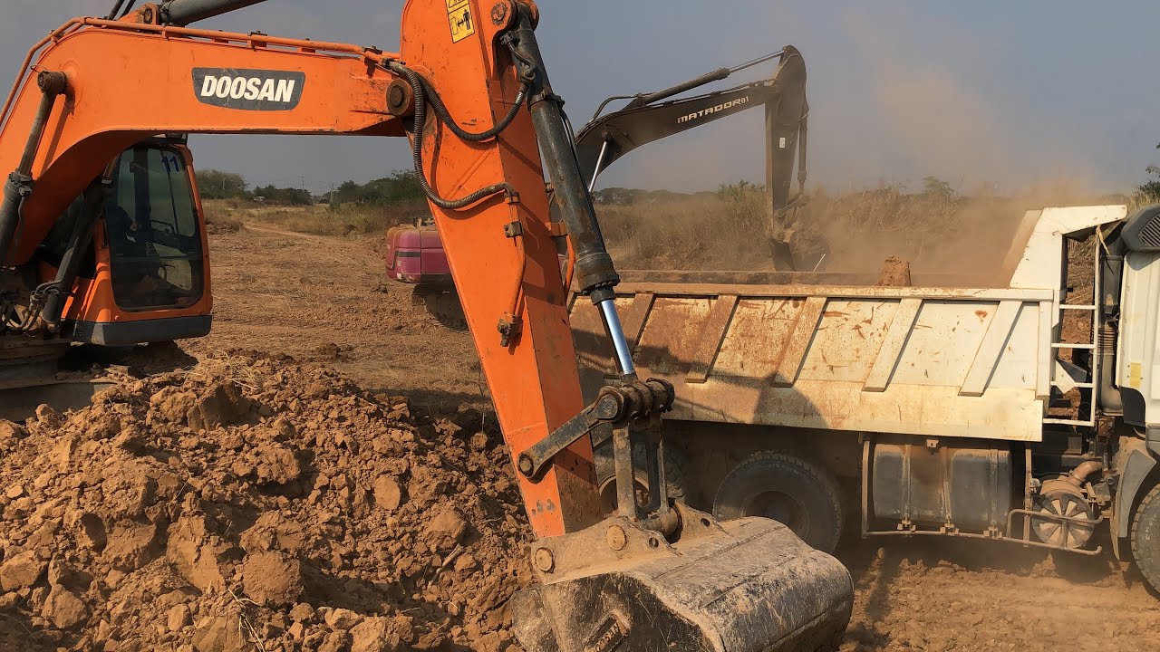 Doosan Dx220 & MATADOR01 Excavator & Dump Trucks: Intense Worksite Activity! @HRExca