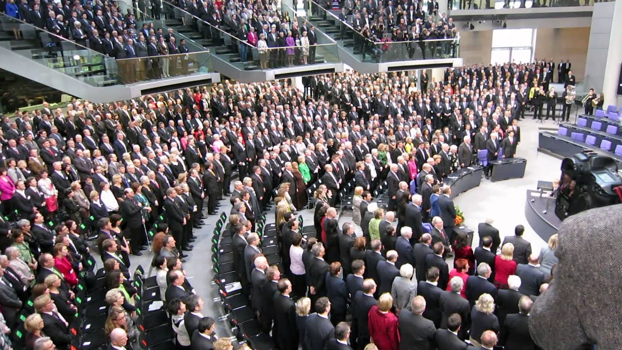 Bundesversammlung singt die Nationalhymne