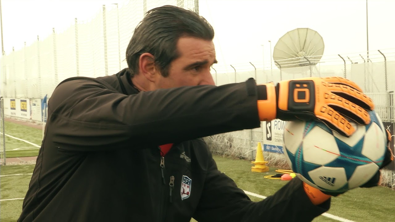 Torwarttraining am Deutschen Fußball Internat - flache und hohe Bälle aus Spitzem Winkel