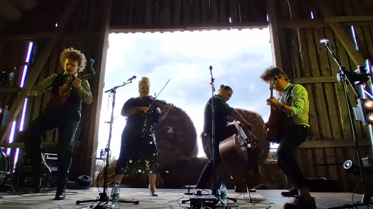Curly Strings &ndash; Maailm heliseb (Live @ KYYN 07.06.2025)