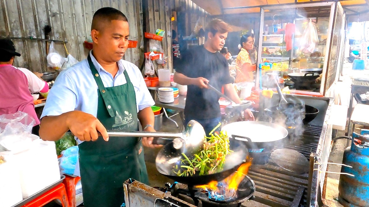 Genius Street Chef With HUGE Flame Cooking $1 50 Meals in Phnom Penh!