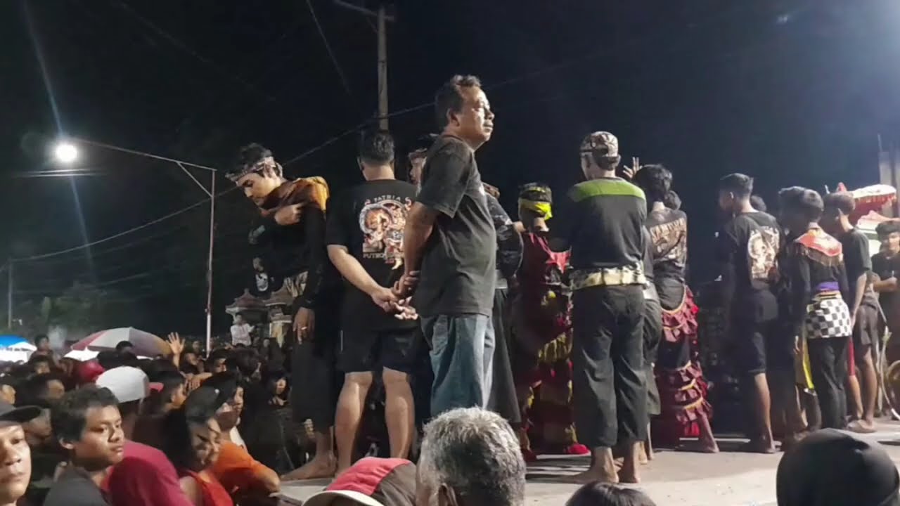 Bantengan sak kandang metu kabeh..jaranan la putro bathoro