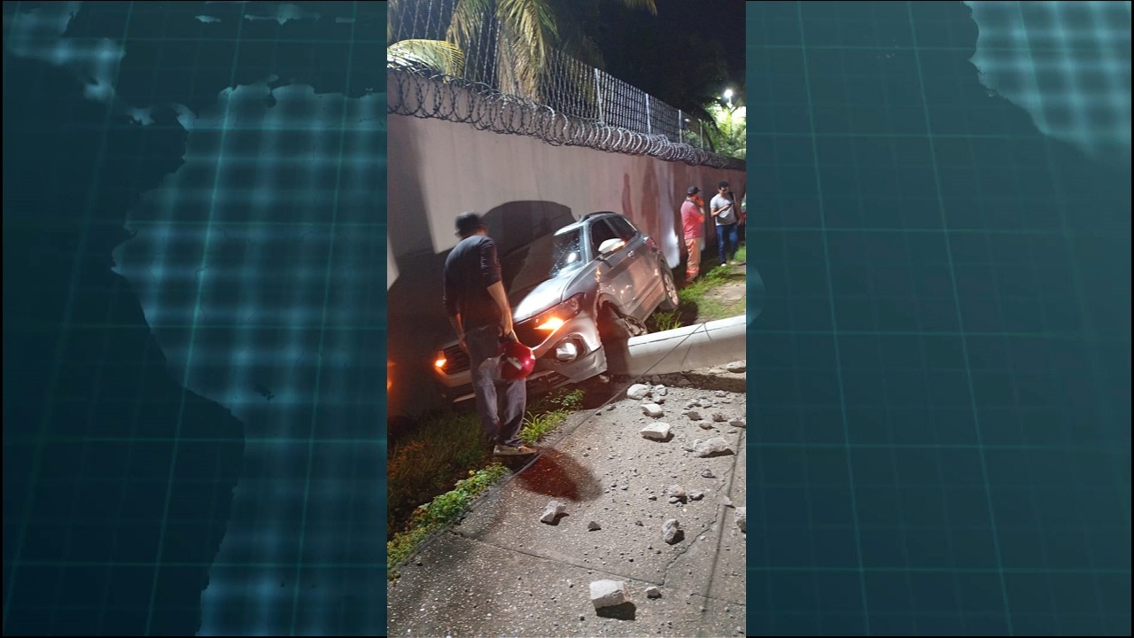 Motorista perde o controle de veículo e atinge poste de energia na Avenidas das Torres