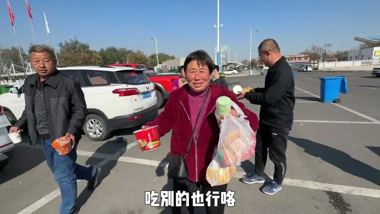 小伙一家来西安旅游，还带来老家特产，刚下车就被大妈安排大餐，全家人相聚在西安 #聚餐 #旅游 #一家人的旅行