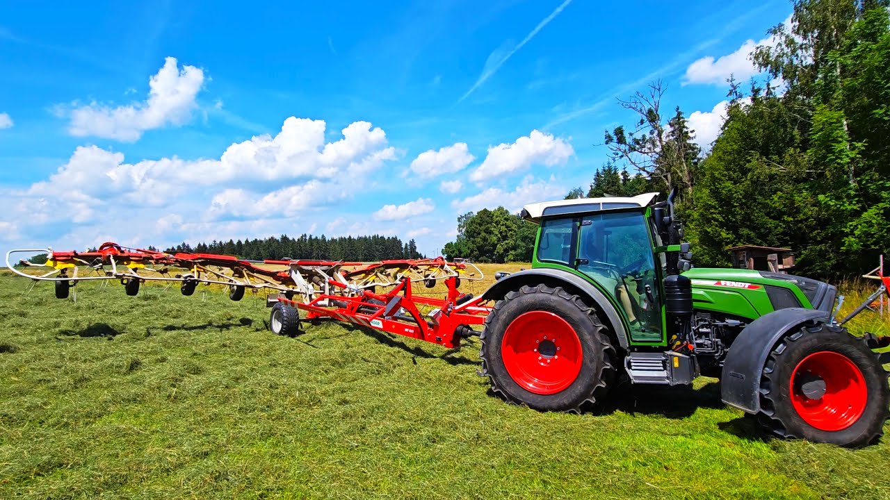 Fendt 207 Vario mit Pöttinger HIT 10.11T Kreiselheuer beim Heu wenden im schönen Allgäu 2024!