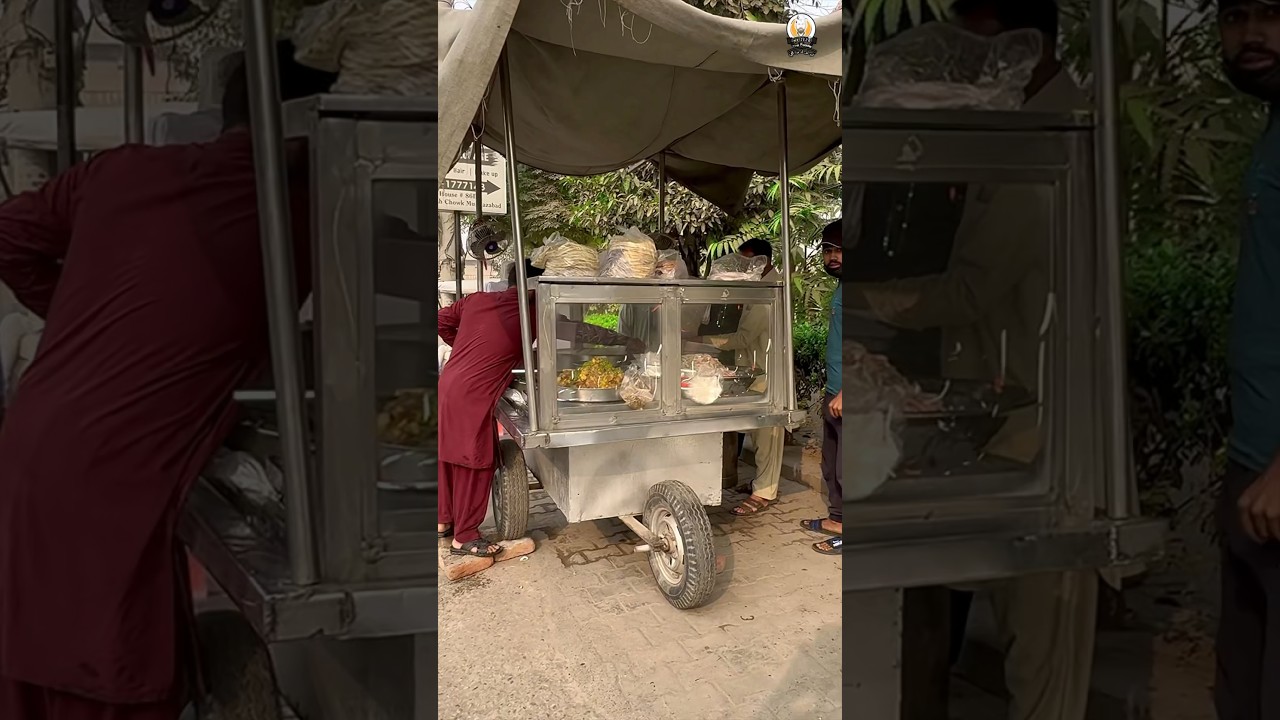 Multan's Famous Multani Chikwrr Cholay #food #multanstreetfood #streetfood