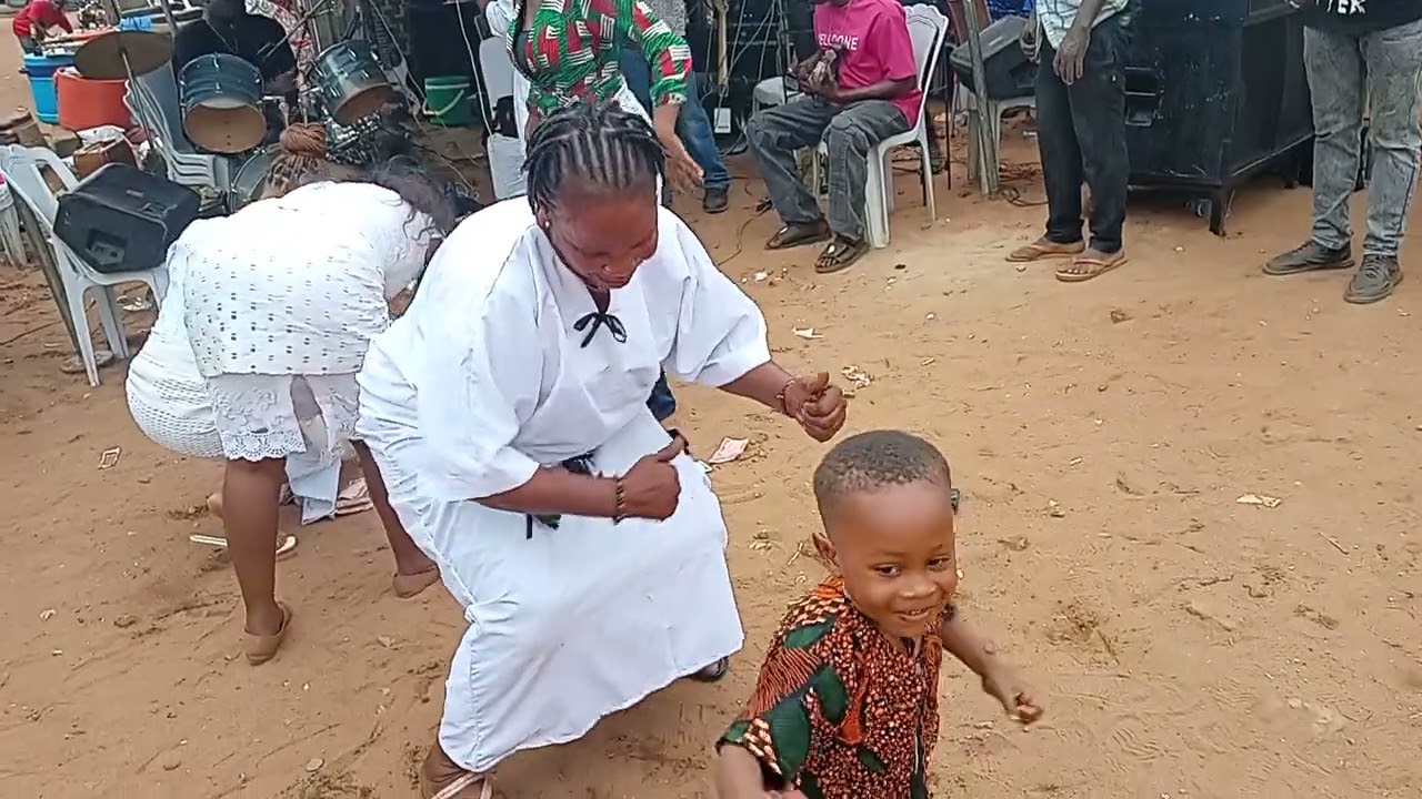 IKA MUSICIAN DON KENNEDY PERFORM LIVE IN ASABA LATE MR  FELIX BURIAL PLS SUBSCRIBE BOOKE 