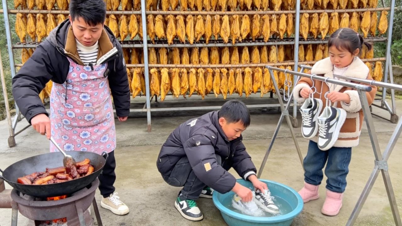 单亲爸爸独自带娃，懂事儿子心疼爸爸一个人干活辛苦，不仅会自己洗鞋子，还会帮爸爸去地里摘菜！#三农 #农村生活 #记录农村生活