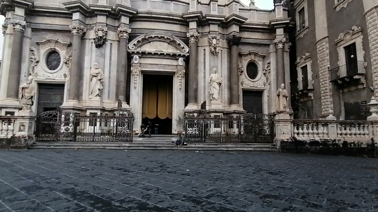 PIAZZA DUOMO-VIA ETNEA:PASSEGGIATA RILASSANTE NEL CENTRO STORICO DI CATANIA!!!