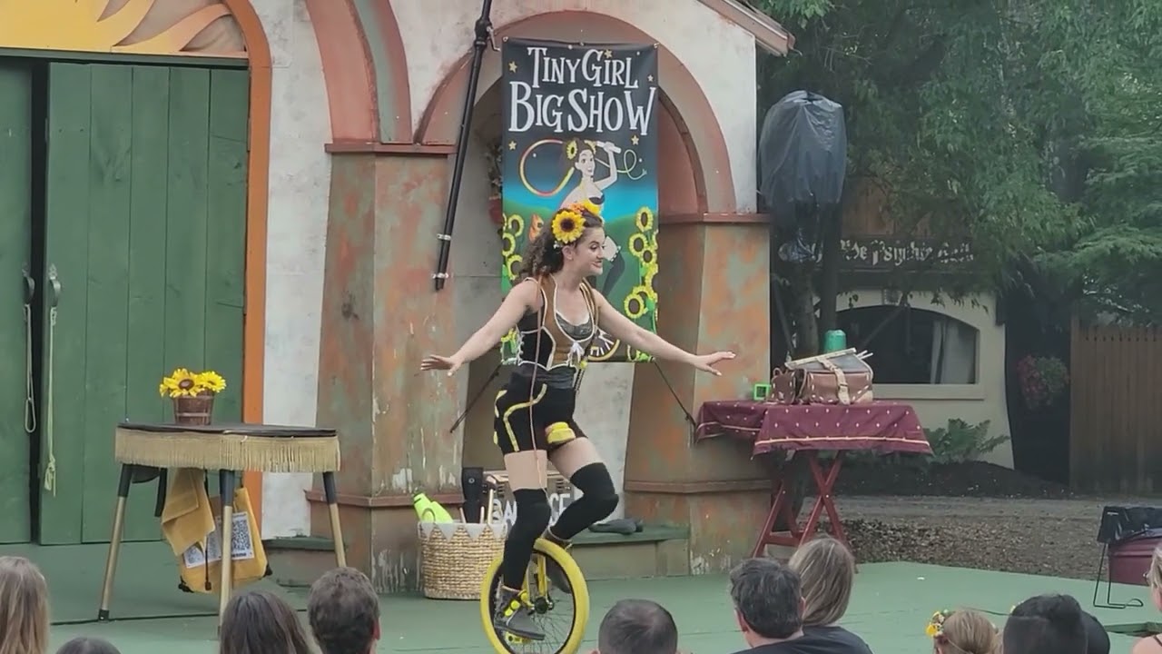 Tiny Girl, Big Show!