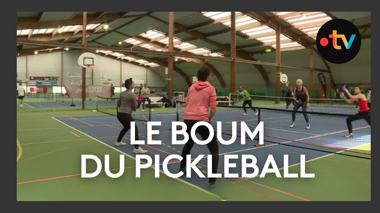 Le pickleball, une balle trouée, de grosses raquettes de ping-pong, mais sur un terrain de badminton
