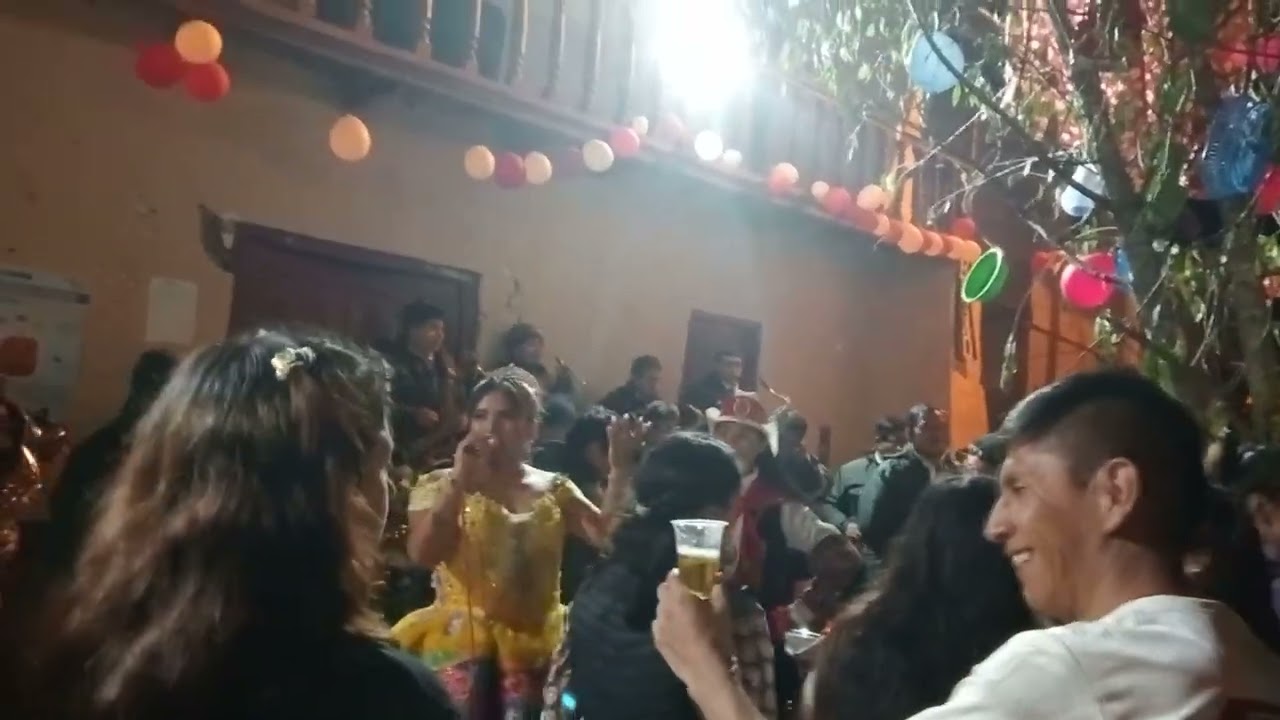 En el aniversario de la U de acancocha con la orquesta Purita calidad 