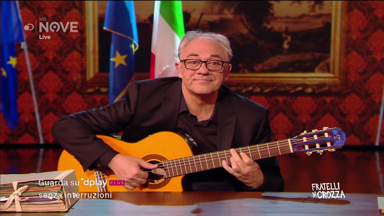 Crozza Gualtieri e l'intervista a suon di chitarra