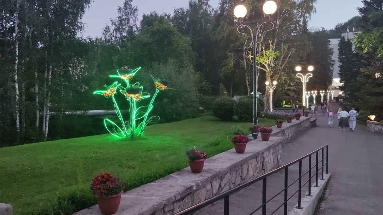 территория санатория Алтай Вест, вечер, курорт Белокуриха