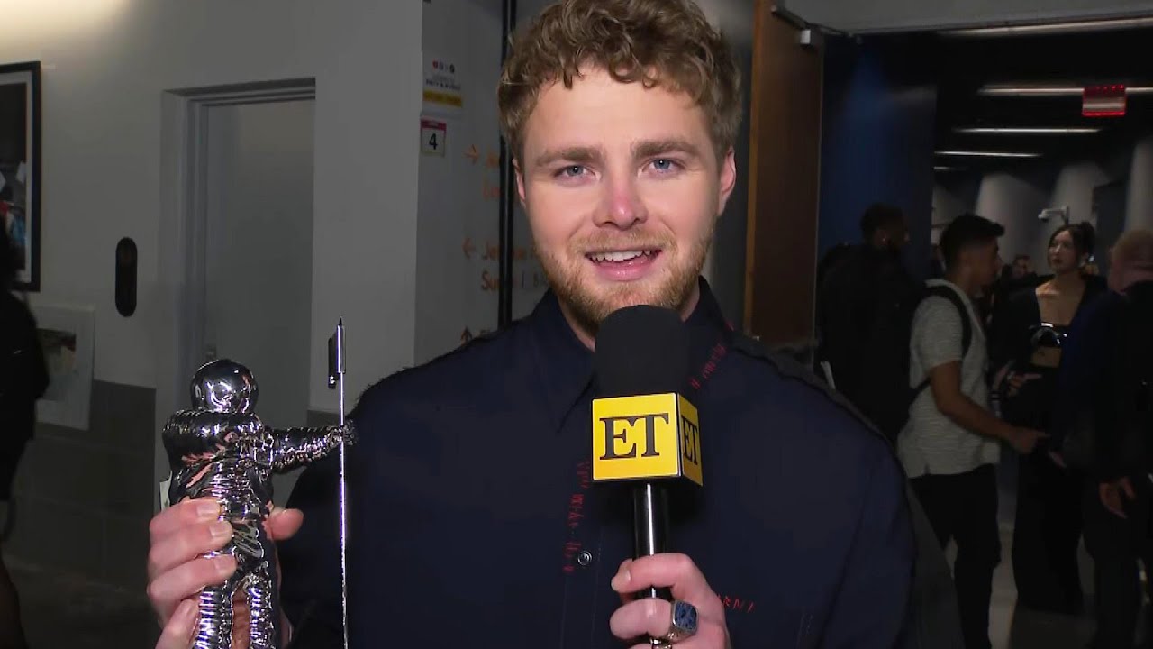 VMAs: Alex Warren CANNOT Figure Out How to Hold His Moon Person (Exclusive)