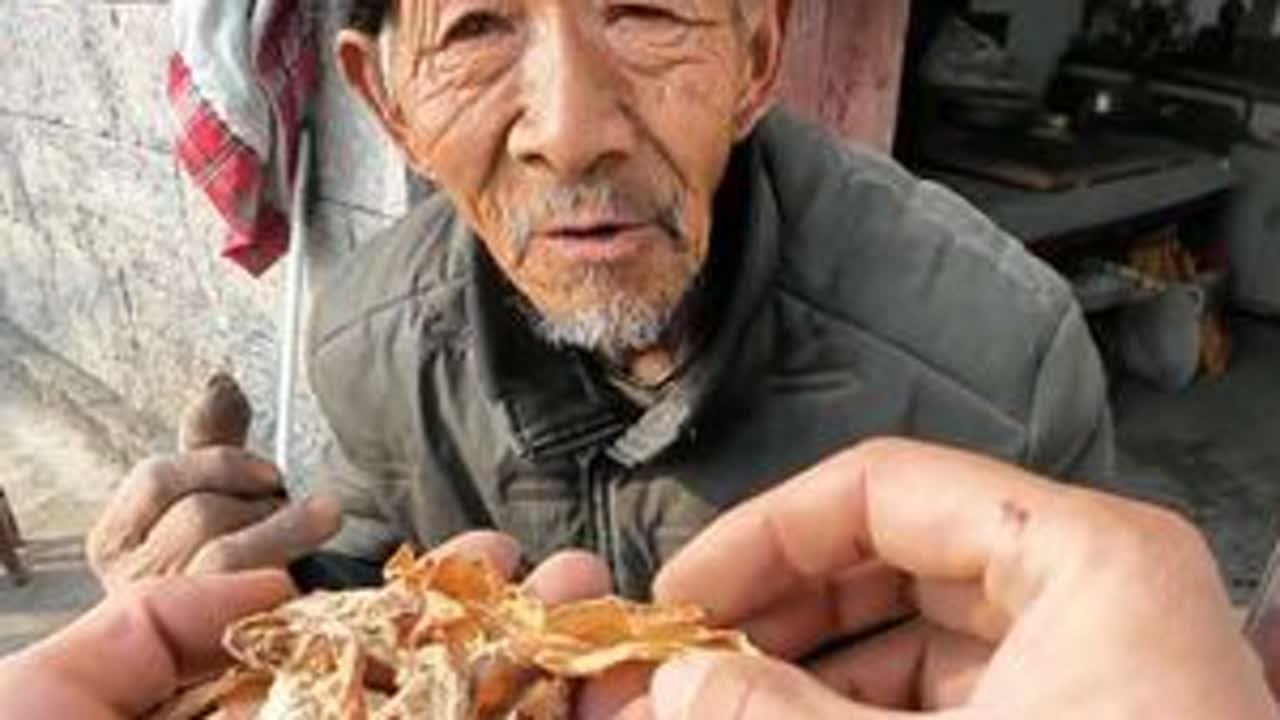 冬天山里留守老人的真实生活。早上8点多起床，吃完早饭溜达溜达，等着中午吃午饭。吃完午饭晒晒太阳，下午再溜达溜达，等天黑了吃完饭就进屋睡觉。