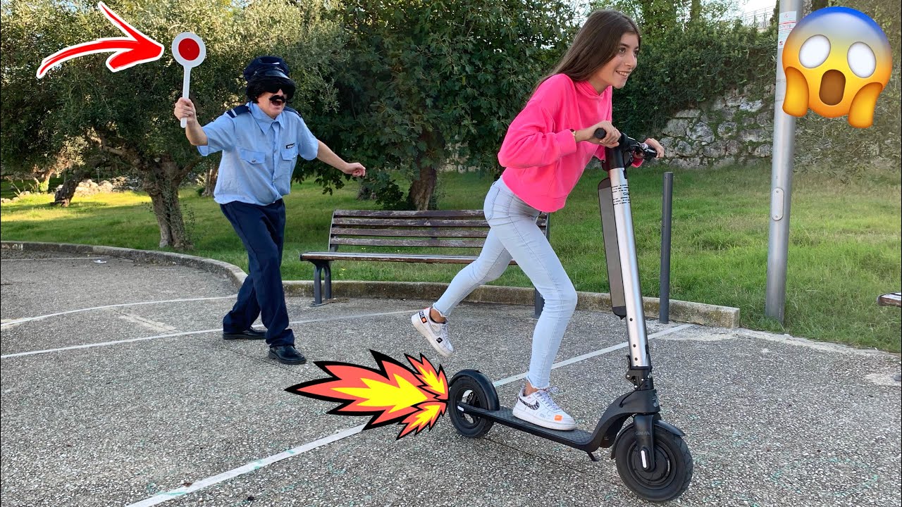ELENA SCAPPA DALLA POLIZIA IN MONOPATTINO!! *viene inseguita*