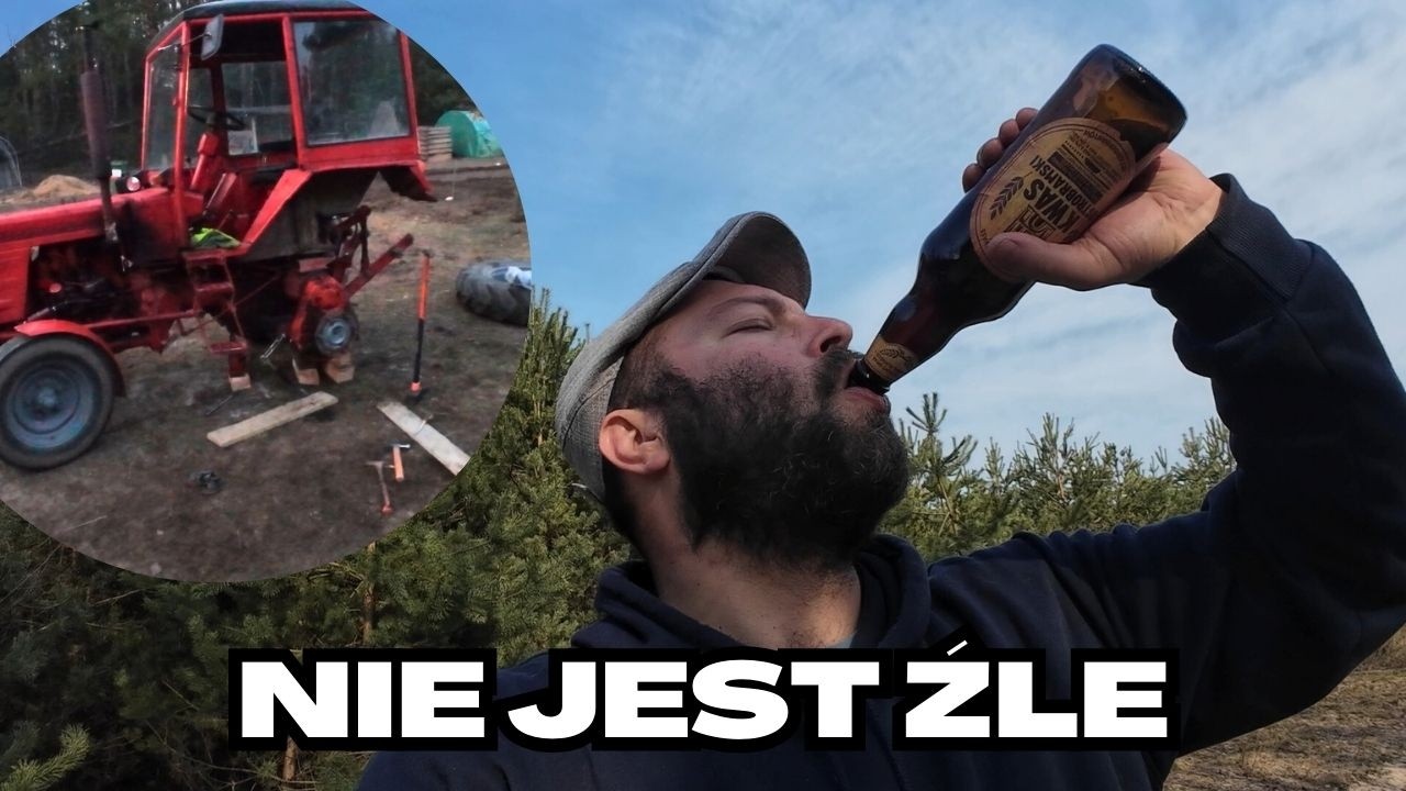 Rowerem po busa, ciągnik na podwórku