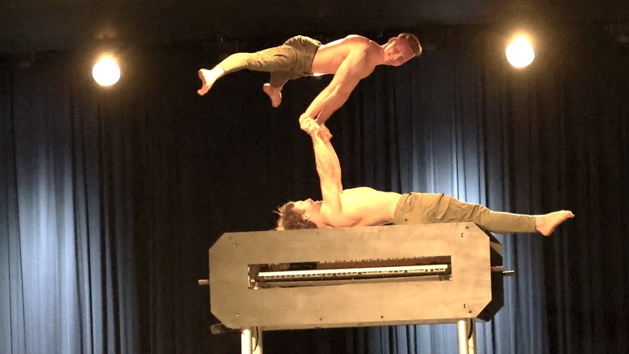 Handstand Brothers zeigen ihre Akrobatik-Show 