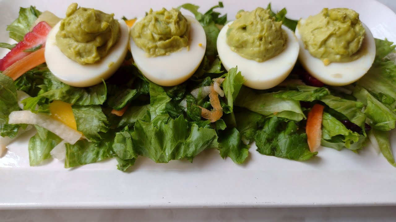 Huevos duros rellenos de aguacate y mayonesa