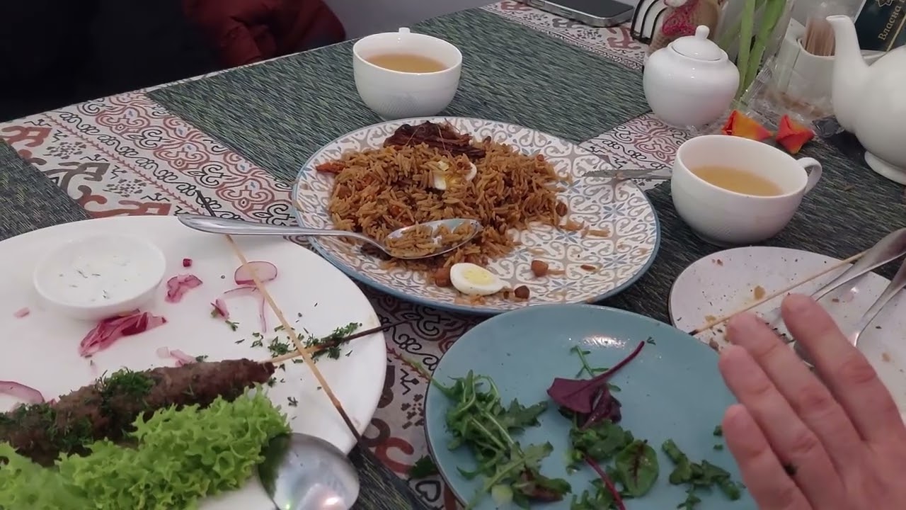 На підтримку братнього народу Ірану відвідуєм таджицьку чайхану в Броварах.