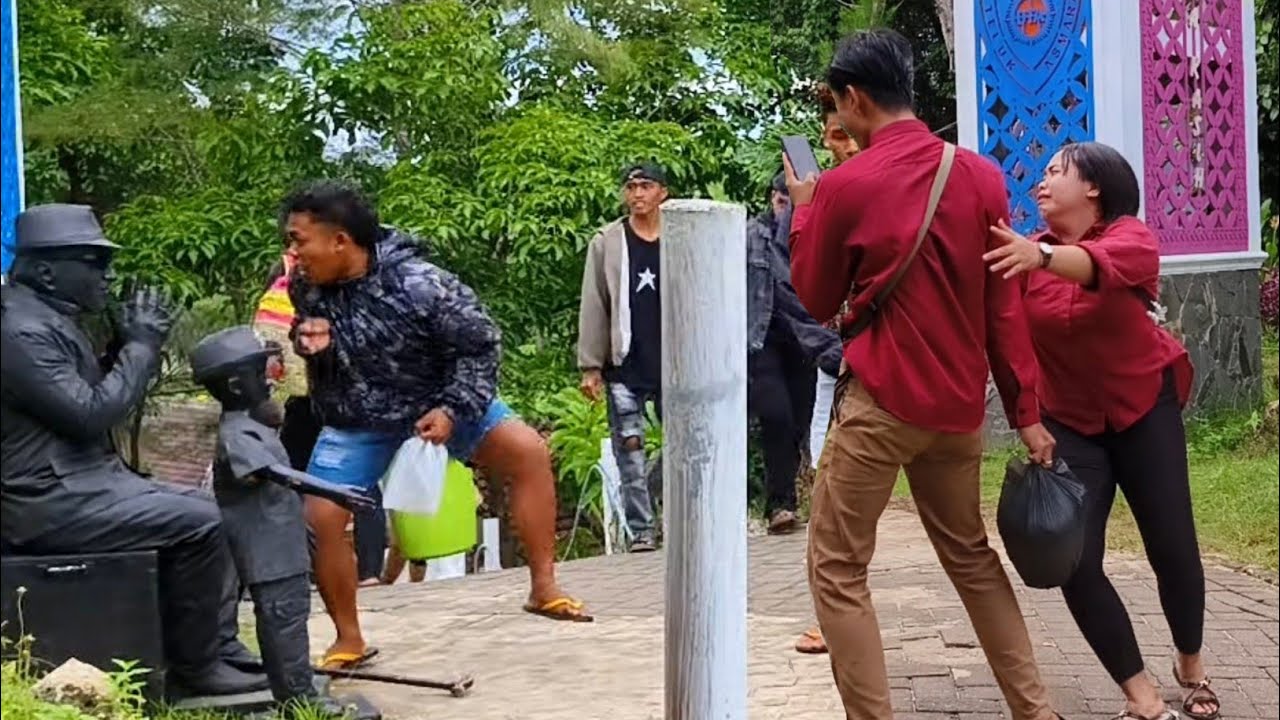 Liburan tahun baru yang menyenangkan bersama..!! Prank manusia patung..!!!